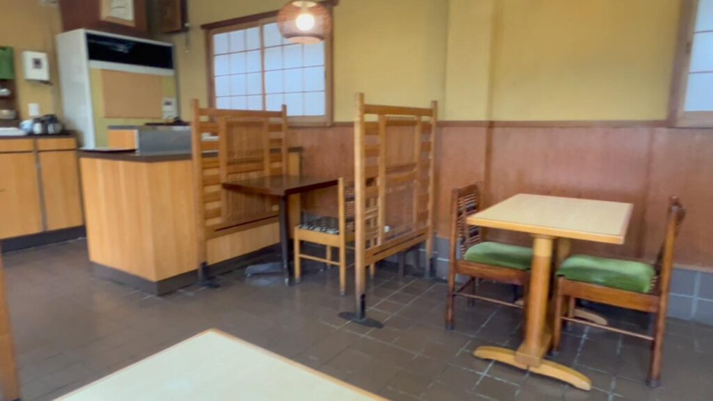 門前蕎麦の落ち着いた雰囲気の店内