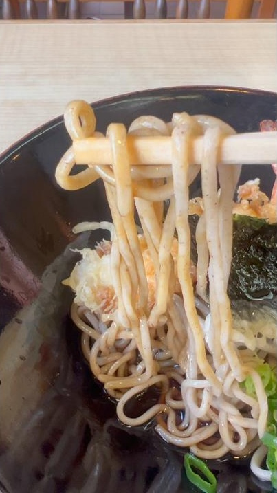 門前蕎麦の堺す奈はのそばを持ち上げた様子